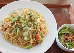 パスタ スモークサーモンとブロッコリー